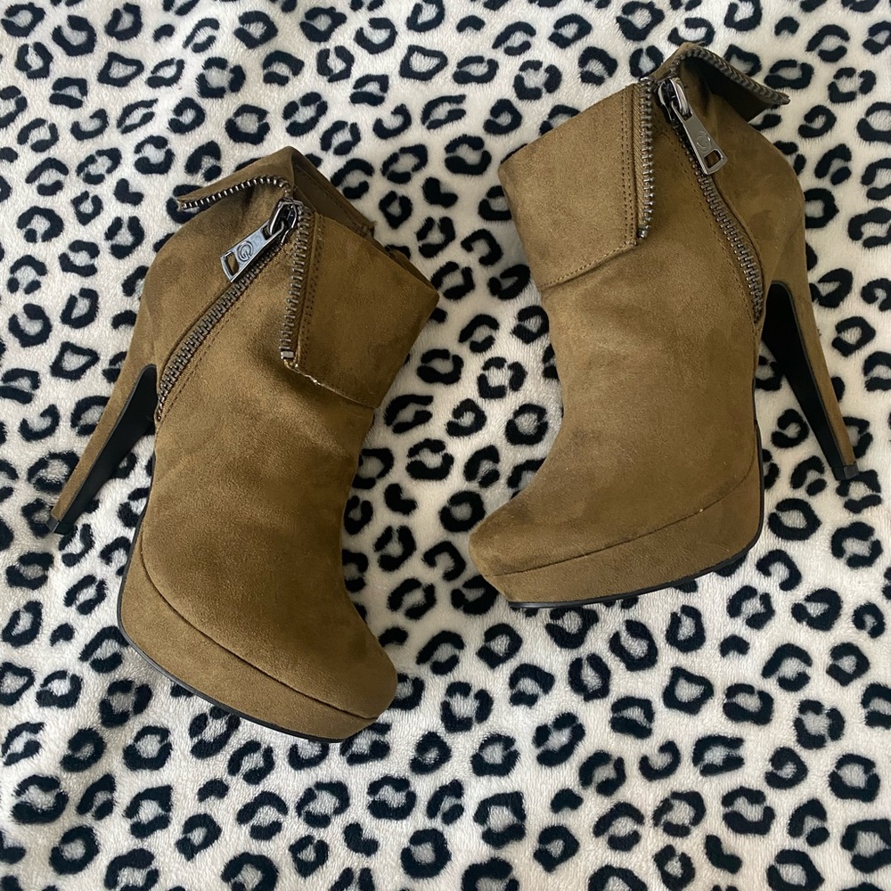 Guess booties💚